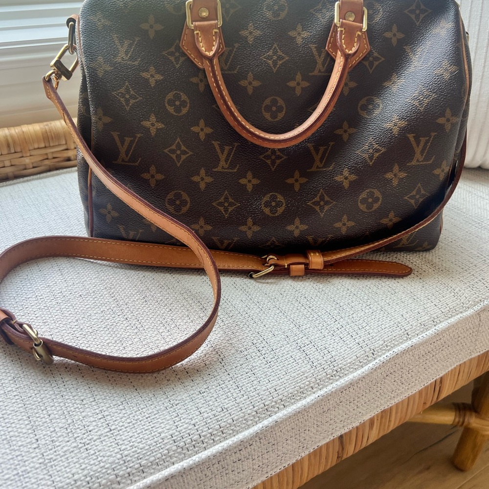 The Speedy Bandoulière 30 in signature Monogram canvas.  Comes with strap. - Picture 11 of 11